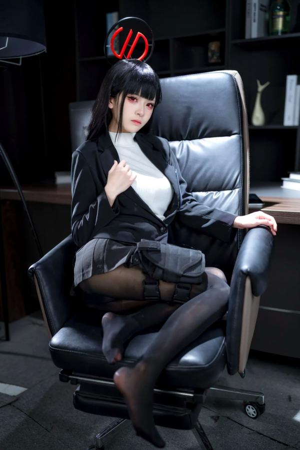    九柒喵 - 调月莉音COS，蓝档案黑丝制服冷艳职场女神，气质御姐角色扮演第45张图片
