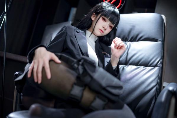    九柒喵 - 调月莉音COS，蓝档案黑丝制服冷艳职场女神，气质御姐角色扮演第49张图片