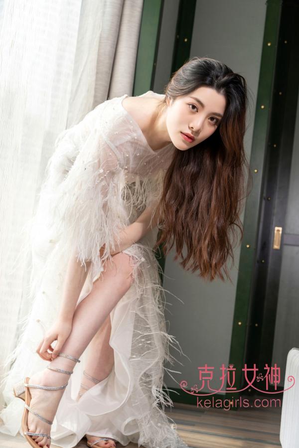    KelaGirls克拉女神-百琳《赤脚浣白纱》羽毛白纱裙私房写真，仙气飘逸展极致美腿第3张图片