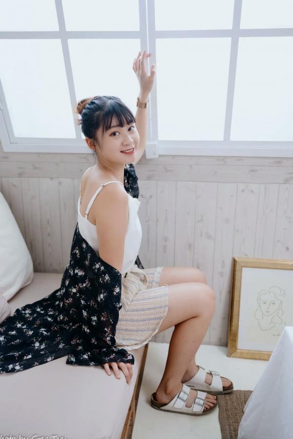    若颖 - 度假风写真：清新白色系少女居家私房照，治愈系甜美气质，打造浪漫唯美的慵懒午后时光第16张图片