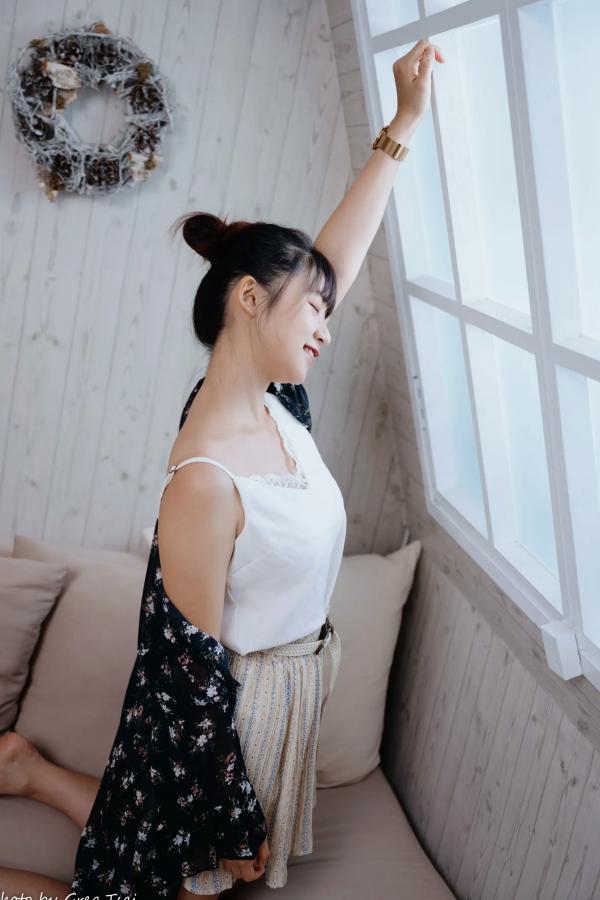    若颖 - 度假风写真：清新白色系少女居家私房照，治愈系甜美气质，打造浪漫唯美的慵懒午后时光第24张图片