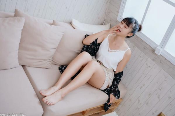    若颖 - 度假风写真：清新白色系少女居家私房照，治愈系甜美气质，打造浪漫唯美的慵懒午后时光第31张图片