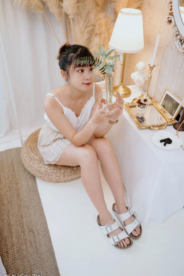    若颖 - 度假风写真：清新白色系少女居家私房照，治愈系甜美气质，打造浪漫唯美的慵懒午后时光第43张图片