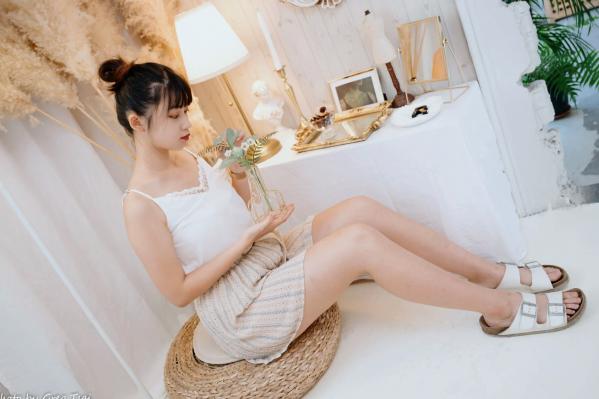   若颖 - 度假风写真：清新白色系少女居家私房照，治愈系甜美气质，打造浪漫唯美的慵懒午后时光第47张图片