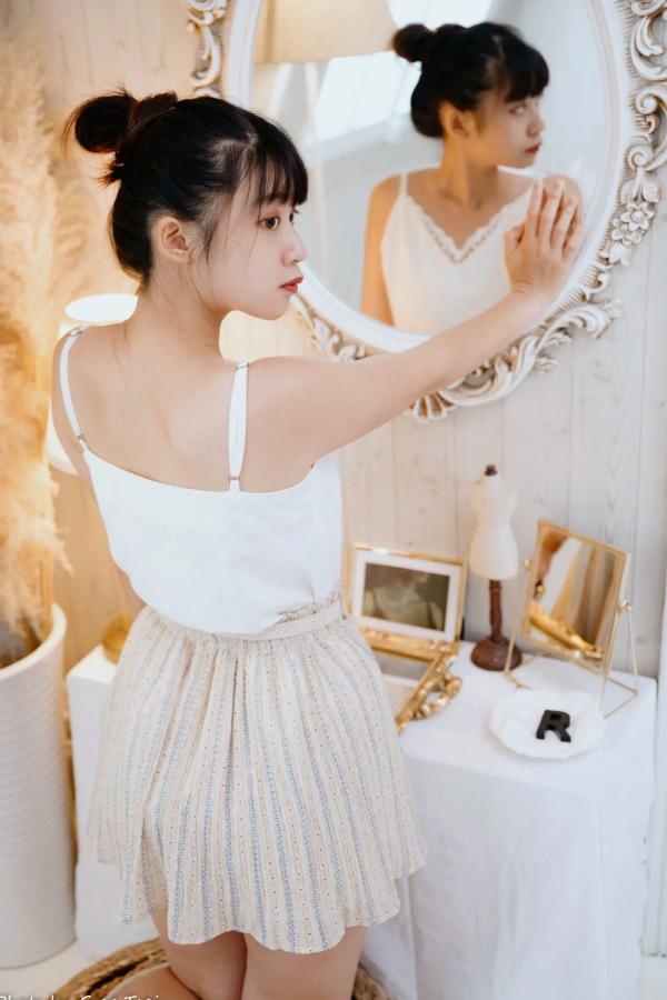    若颖 - 度假风写真：清新白色系少女居家私房照，治愈系甜美气质，打造浪漫唯美的慵懒午后时光第58张图片