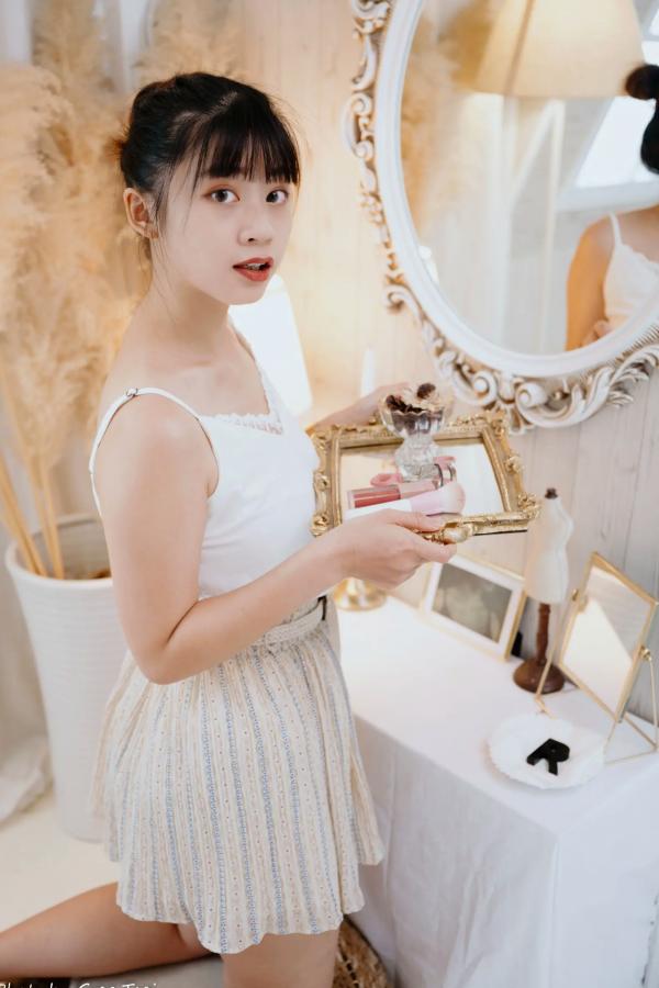   若颖 - 度假风写真：清新白色系少女居家私房照，治愈系甜美气质，打造浪漫唯美的慵懒午后时光第69张图片