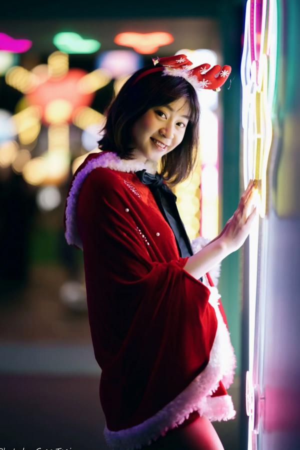    若颖圣诞特辑：可爱圣诞女郎街拍，户外灯光下的甜美治愈瞬间第5张图片