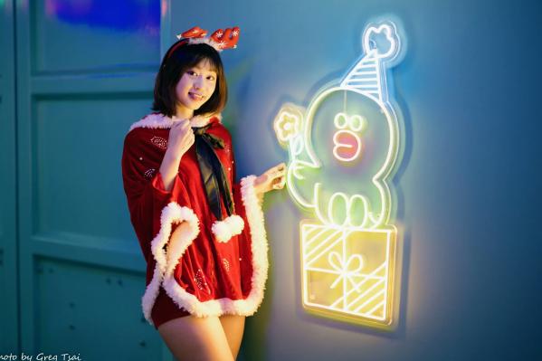    若颖圣诞特辑：可爱圣诞女郎街拍，户外灯光下的甜美治愈瞬间第9张图片