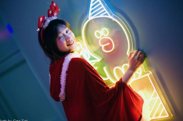    若颖圣诞特辑：可爱圣诞女郎街拍，户外灯光下的甜美治愈瞬间第11张图片
