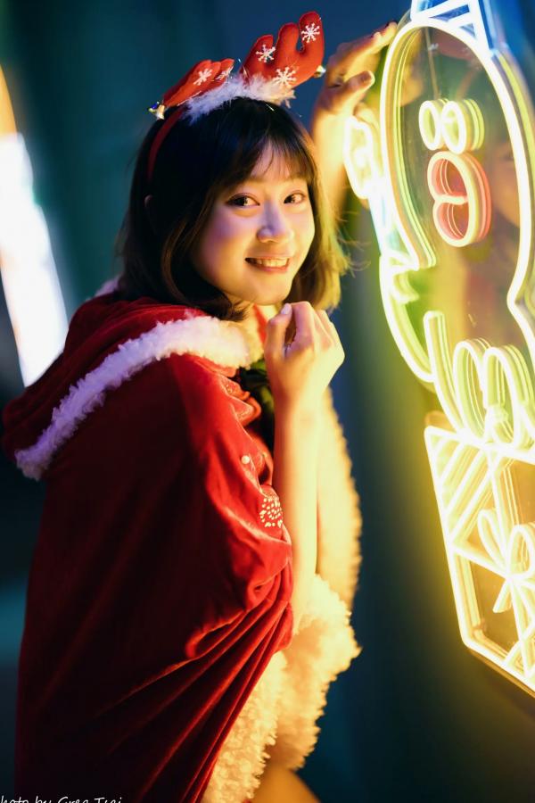    若颖圣诞特辑：可爱圣诞女郎街拍，户外灯光下的甜美治愈瞬间第13张图片