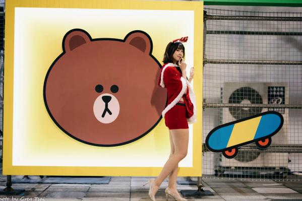    若颖圣诞特辑：可爱圣诞女郎街拍，户外灯光下的甜美治愈瞬间第32张图片