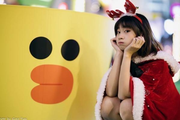    若颖圣诞特辑：可爱圣诞女郎街拍，户外灯光下的甜美治愈瞬间第38张图片