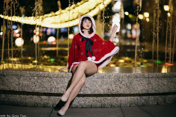    若颖圣诞特辑：可爱圣诞女郎街拍，户外灯光下的甜美治愈瞬间第51张图片