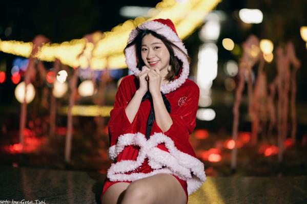   若颖圣诞特辑：可爱圣诞女郎街拍，户外灯光下的甜美治愈瞬间第52张图片