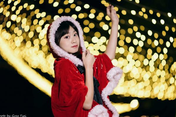    若颖圣诞特辑：可爱圣诞女郎街拍，户外灯光下的甜美治愈瞬间第54张图片