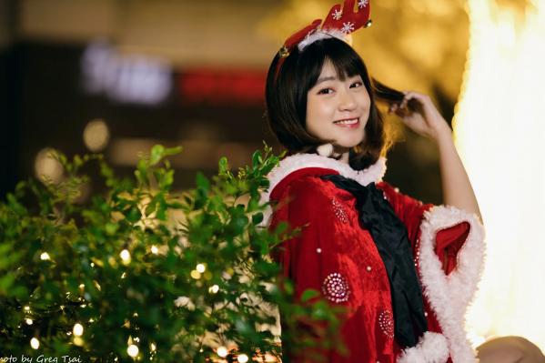    若颖圣诞特辑：可爱圣诞女郎街拍，户外灯光下的甜美治愈瞬间第76张图片