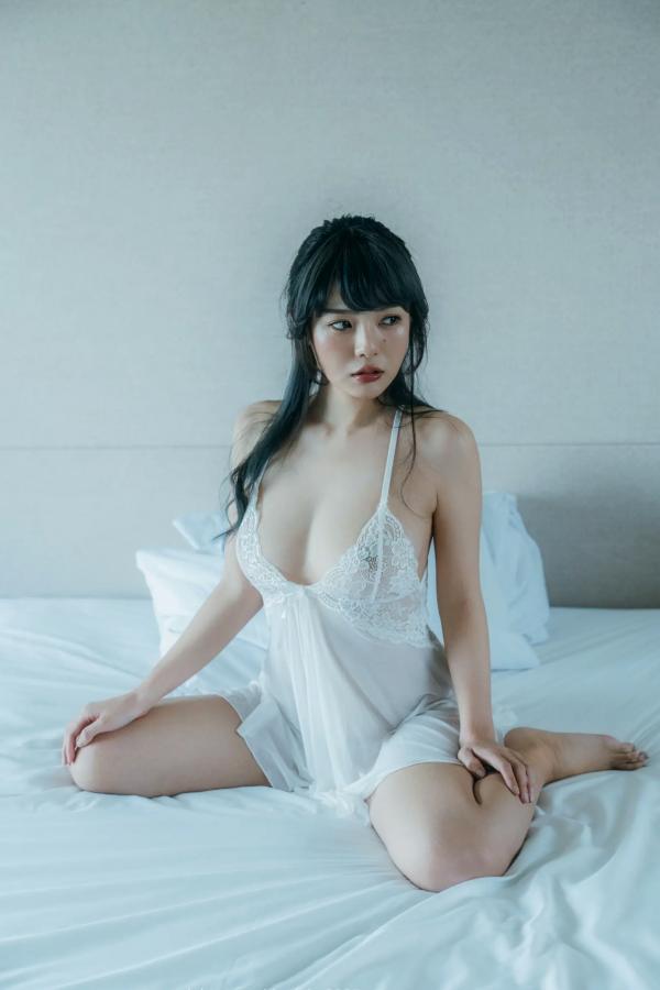    JOJO X EIMI：纯欲白纱私房写真，清新透视内衣下的极致诱惑与曼妙曲线第3张图片