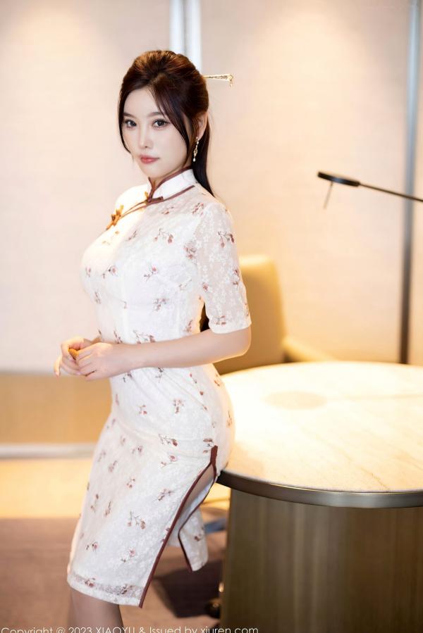 杨晨晨 sugar小甜心CC  杨晨晨Yome旗袍私房摄影：白色蕾丝印花旗袍搭配丝袜诱惑，极致性感大尺度无圣光写真第3张图片