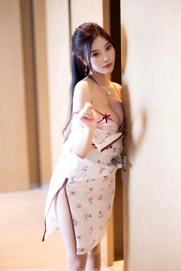 杨晨晨 sugar小甜心CC  杨晨晨Yome旗袍私房摄影：白色蕾丝印花旗袍搭配丝袜诱惑，极致性感大尺度无圣光写真第62张图片