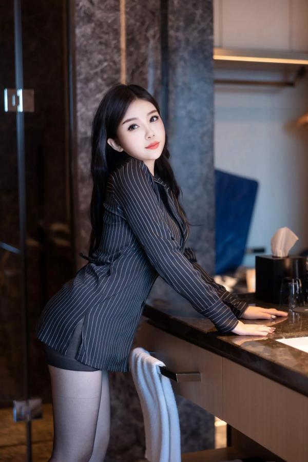    白洁Bessie - 少妇女秘书制服诱惑，极致性感私房大尺度写真第1张图片