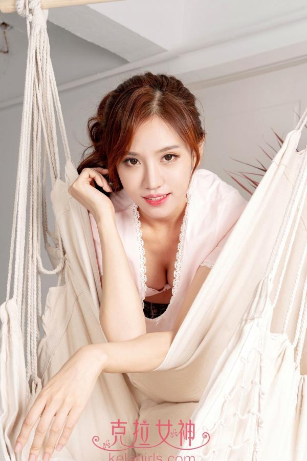    KelaGirls克拉女神-2019.08.26-静宜-《爱擦地の女友》清纯居家私房照，粉色T恤搭配热裤，展现清新甜美气息与修长美腿第11张图片