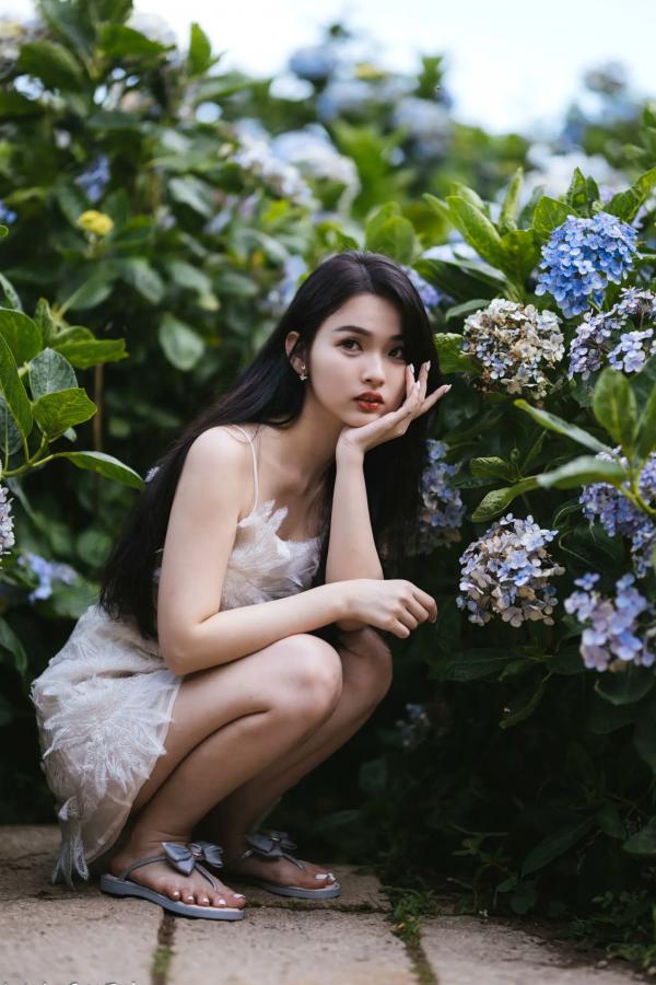    米浆 - 清新唯美绣球花丛女神写真，治愈系甜美户外花园私房照第11张图片