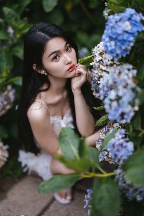    米浆 - 清新唯美绣球花丛女神写真，治愈系甜美户外花园私房照第12张图片