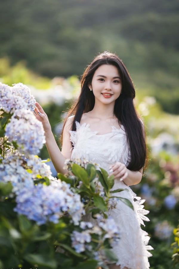    米浆 - 清新唯美绣球花丛女神写真，治愈系甜美户外花园私房照第50张图片