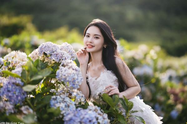    米浆 - 清新唯美绣球花丛女神写真，治愈系甜美户外花园私房照第53张图片