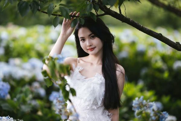    米浆 - 清新唯美绣球花丛女神写真，治愈系甜美户外花园私房照第61张图片