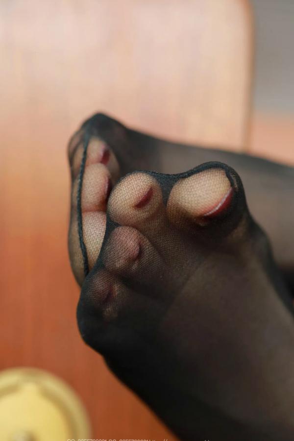    IESS异思趣向 小婕《黑丝俏佳人》办公室OL高跟黑丝美腿写真第80张图片