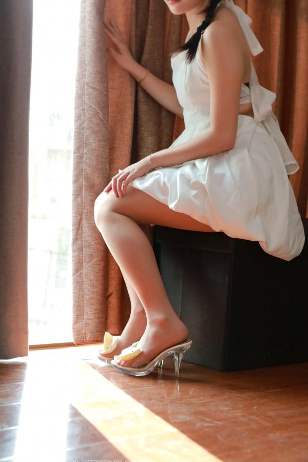    IESS异思趣向 婉萍《白色梦露》居家私房写真，纯欲白色连衣裙，丝袜美腿唯美呈现第2张图片