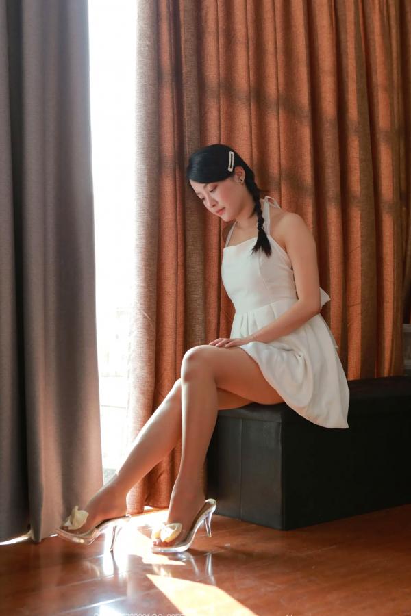    IESS异思趣向 婉萍《白色梦露》居家私房写真，纯欲白色连衣裙，丝袜美腿唯美呈现第3张图片