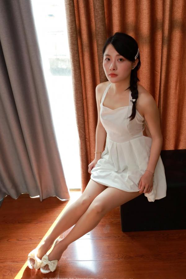    IESS异思趣向 婉萍《白色梦露》居家私房写真，纯欲白色连衣裙，丝袜美腿唯美呈现第9张图片