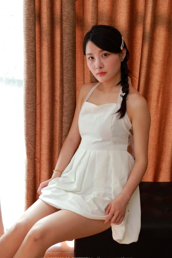    IESS异思趣向 婉萍《白色梦露》居家私房写真，纯欲白色连衣裙，丝袜美腿唯美呈现第10张图片