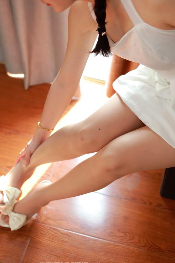    IESS异思趣向 婉萍《白色梦露》居家私房写真，纯欲白色连衣裙，丝袜美腿唯美呈现第13张图片