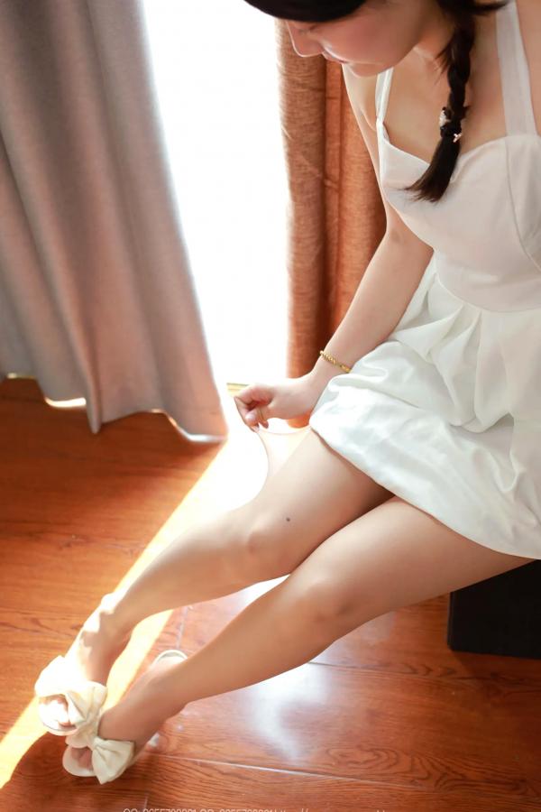    IESS异思趣向 婉萍《白色梦露》居家私房写真，纯欲白色连衣裙，丝袜美腿唯美呈现第14张图片