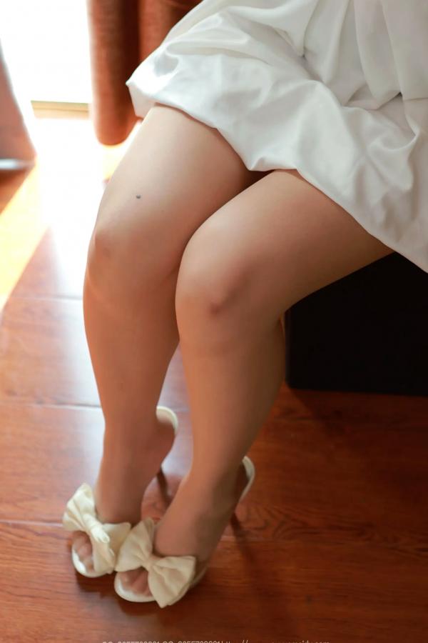    IESS异思趣向 婉萍《白色梦露》居家私房写真，纯欲白色连衣裙，丝袜美腿唯美呈现第15张图片