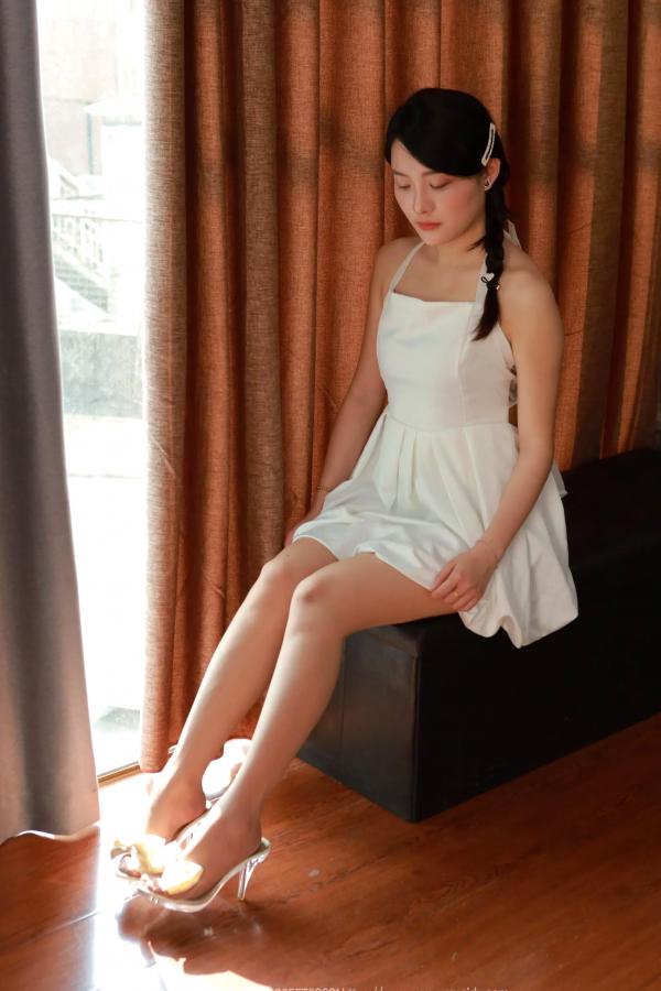    IESS异思趣向 婉萍《白色梦露》居家私房写真，纯欲白色连衣裙，丝袜美腿唯美呈现第21张图片