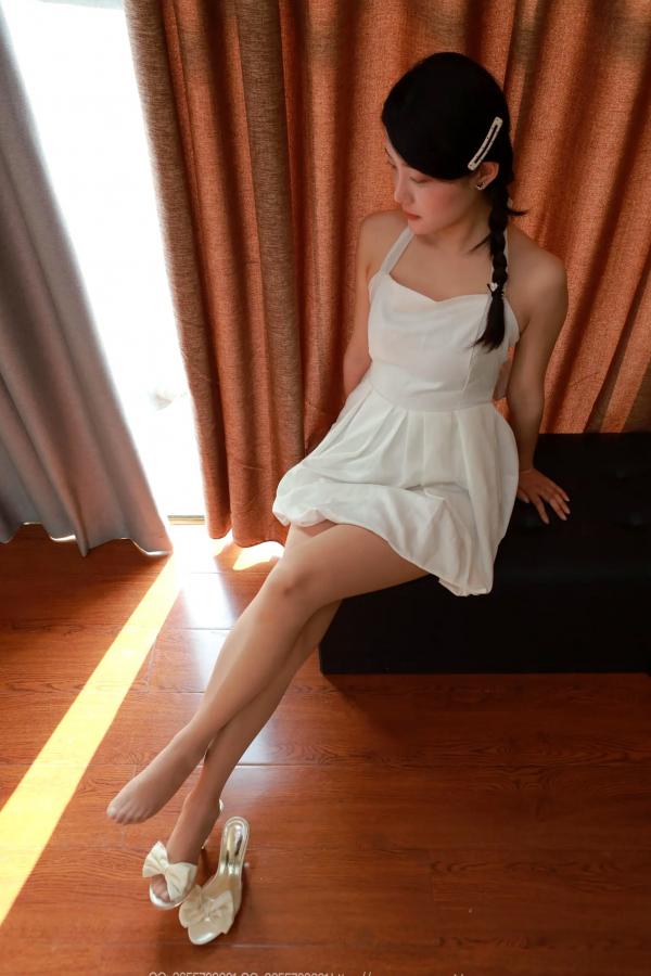    IESS异思趣向 婉萍《白色梦露》居家私房写真，纯欲白色连衣裙，丝袜美腿唯美呈现第23张图片