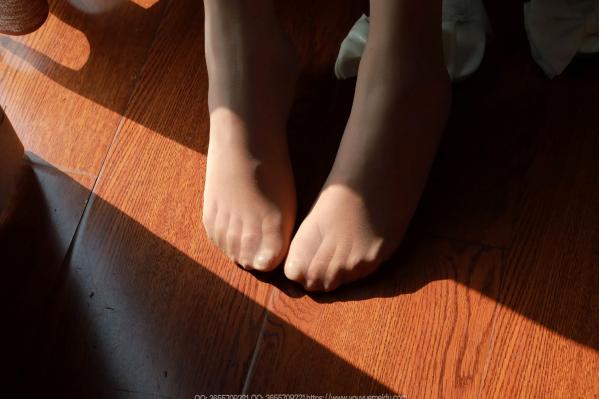    IESS异思趣向 婉萍《白色梦露》居家私房写真，纯欲白色连衣裙，丝袜美腿唯美呈现第42张图片