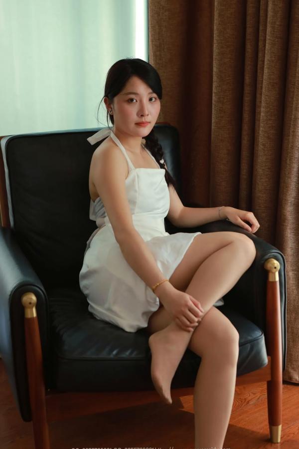    IESS异思趣向 婉萍《白色梦露》居家私房写真，纯欲白色连衣裙，丝袜美腿唯美呈现第49张图片