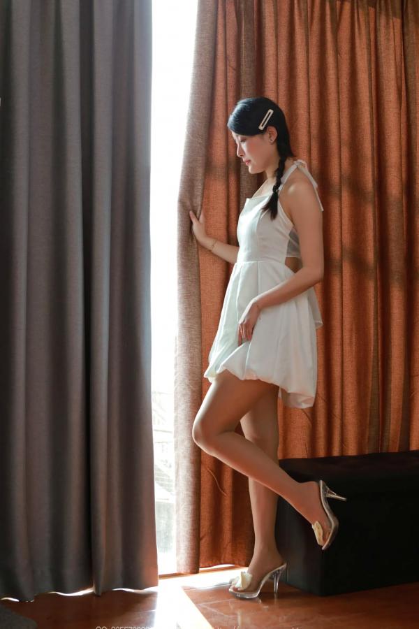    IESS异思趣向 婉萍《白色梦露》居家私房写真，纯欲白色连衣裙，丝袜美腿唯美呈现第54张图片