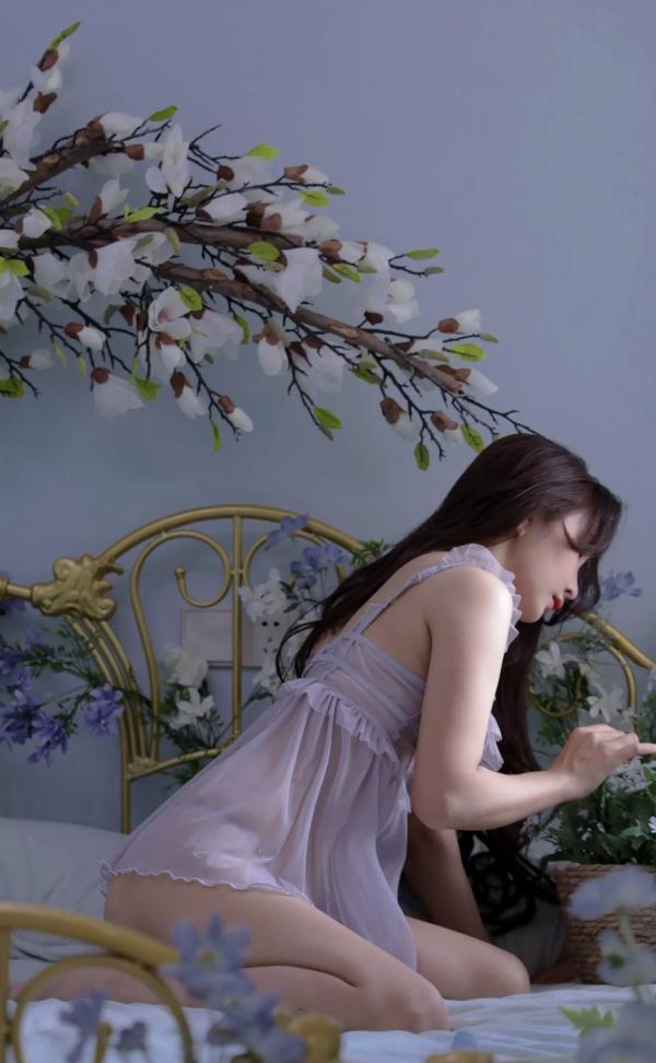    苏嫣嫣 - 梦紫 | 唯美花海透视睡裙私房写真，梦幻卧室氛围感女神第10张图片
