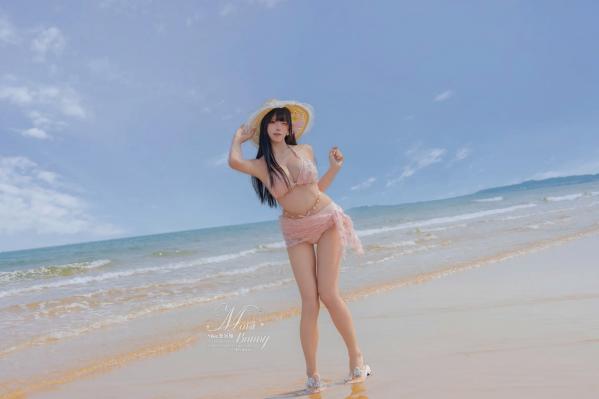    咬一口兔娘 - 粉红假日海边比基尼私房写真，极致纯欲风情展现火辣身材与迷人美腿，童颜巨乳女神绝美诱惑大片 [97P]第1张图片