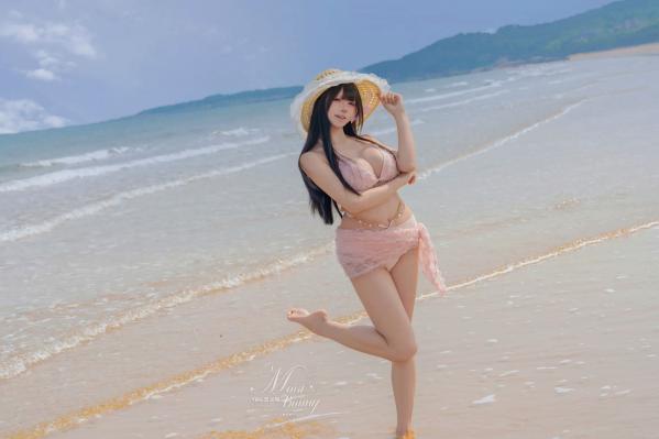    咬一口兔娘 - 粉红假日海边比基尼私房写真，极致纯欲风情展现火辣身材与迷人美腿，童颜巨乳女神绝美诱惑大片 [97P]第3张图片