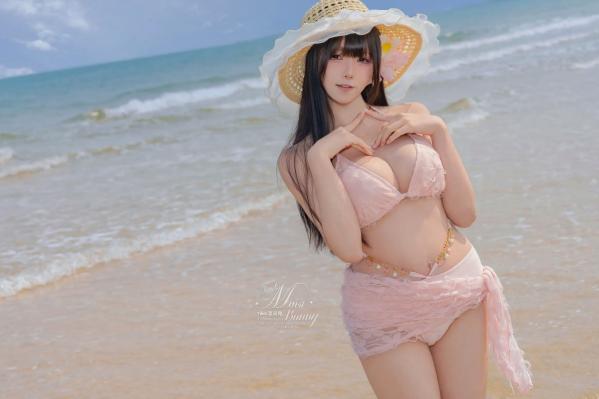    咬一口兔娘 - 粉红假日海边比基尼私房写真，极致纯欲风情展现火辣身材与迷人美腿，童颜巨乳女神绝美诱惑大片 [97P]第6张图片