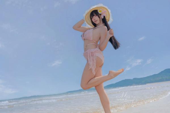    咬一口兔娘 - 粉红假日海边比基尼私房写真，极致纯欲风情展现火辣身材与迷人美腿，童颜巨乳女神绝美诱惑大片 [97P]第7张图片