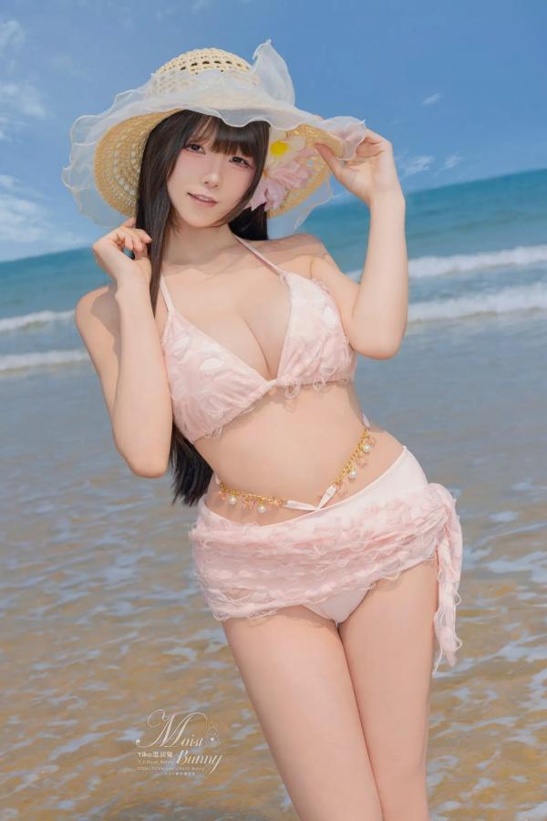    咬一口兔娘 - 粉红假日海边比基尼私房写真，极致纯欲风情展现火辣身材与迷人美腿，童颜巨乳女神绝美诱惑大片 [97P]第12张图片
