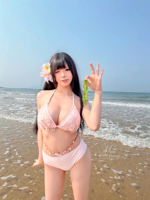   咬一口兔娘 - 粉红假日海边比基尼私房写真，极致纯欲风情展现火辣身材与迷人美腿，童颜巨乳女神绝美诱惑大片 [97P]第88张图片